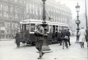 800px-Street_traffic_in_Paris_in_1927_-_Stockholm_Transport_Museum_02